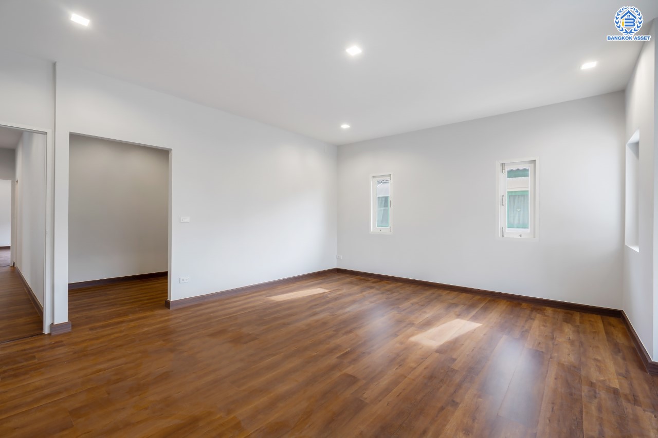 บ้านมือสองตกแต่งใหม่ ม.ธนทอง เอลลิแกนท์โฮม บางบอน4 รองรับทุกความสุข เนื้อที่ 118.1 ตร.ว. ฟังก์ชัน 5 ห้องนอน 5 ห้องน้ำ 1 ห้องแม่บ้าน จอดรถได้ 2 คัน พร้อม Living Area กว้างขวาง บนทำเลใกล้ทางด่วนเพชรเกษม, The Mall บางแค เชื่อมต่อ ถ.พุทธมณฑลสาย4 และ ถ.กาญจนาฯ